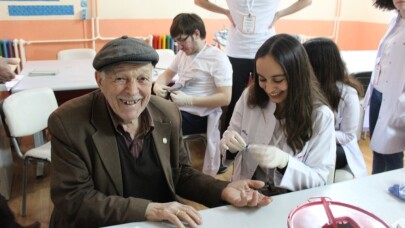 Tıp öğrencileri köylülere merhem oldu