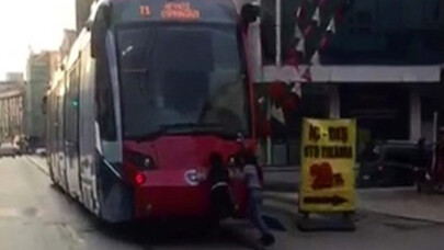 Tramvay arkasında tehlikeli yolculuk 