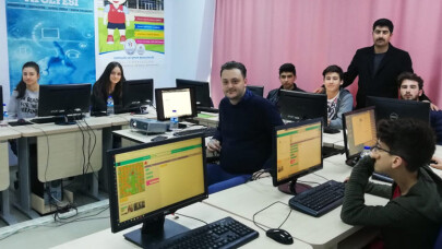 TÜGVA’lı gençler robot tasarlıyor