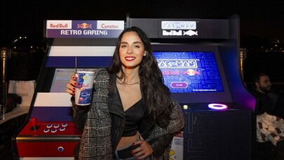 Yasemin Yürük, İlayda Akdoğan ve Cemrehan Karakaş teknede retro oyunlarla eğlendi