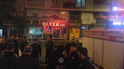 Yeraltı çöp konteynırına düşen kediye ekipler kurtardı