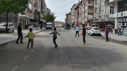 1 Mayıs kutlamaları için caddenin trafiğe kapatılması çocuklara yaradı