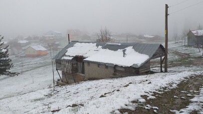 Akyazı’nın yüksek kesimlerine Mayıs ayında kar yağdı