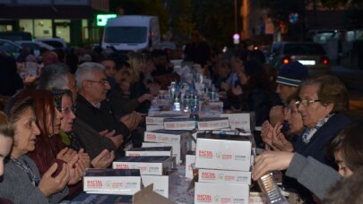 Ataşehirliler sokak iftarında bir araya geldi