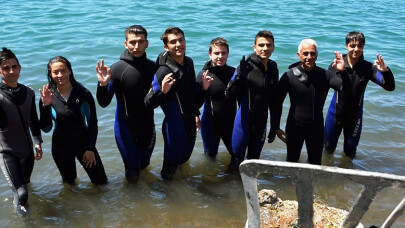 Ayvalıklı gençlerden deniz dibi temizliği