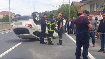 Bariyerlere çarpan cip takla attı: 2 yaralı