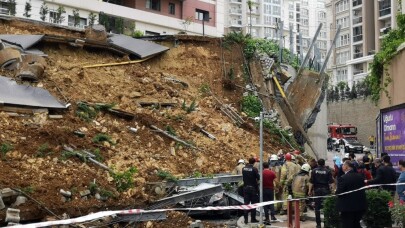 Başakşehir’de bir sitenin istinat duvarı çöktü