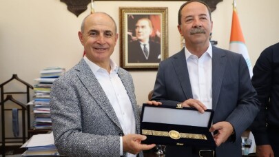 Başkan Akgün’e altın kemer