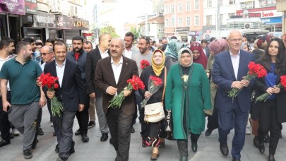 Başkan Büyükgöz’den Gebzeli annelere çiçek hediye etti