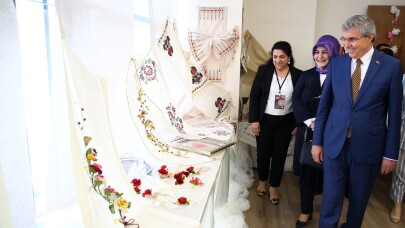 Başkan Yüce, Sapanca SAMEK yılsonu sergisinin açılışına katıldı