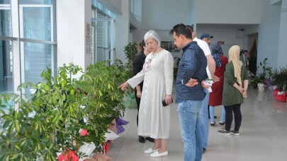 Belediye başkanına gelen çiçekler satıldı