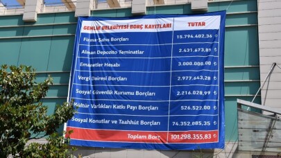 Belediyenin borcunu çarşı meydanına astı