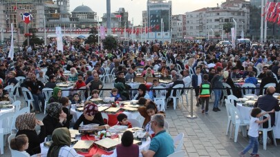 Beyoğlu’nda engelli vatandaşlar iftarda bir araya geldi