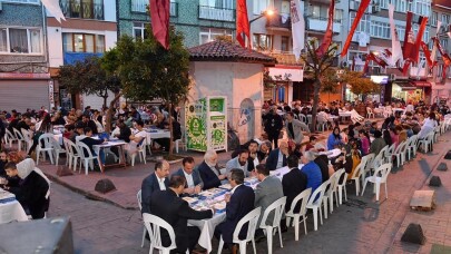 Beyoğlu’nda vatandaşlar sokak iftarında buluştu