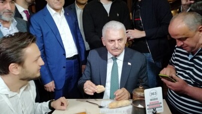 Binali Yıldırım sahurda vatandaşlarla bir araya geldi