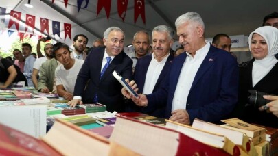 Binali Yıldırım Sultanahmet Meydanı’ndaki kitap fuarını gezdi