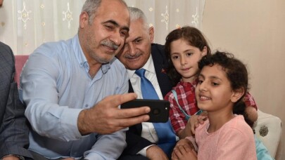 Binali Yıldırım Sultangazi’de Tan ailesinin iftar sofrasına misafir oldu
