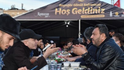 Binlerce kişi Taksim’de kurulan iftar sofralarında buluştu