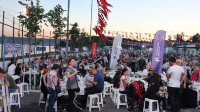Binlerce Küçükçekmeceli aynı sofrada oruçlarını açtı