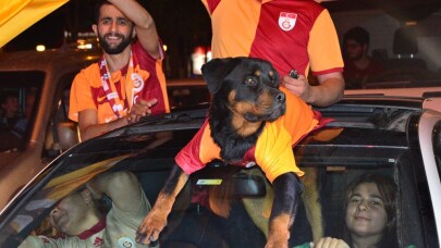 Bursa sokaklarında Galatasaray şampiyonluğu kutlandı