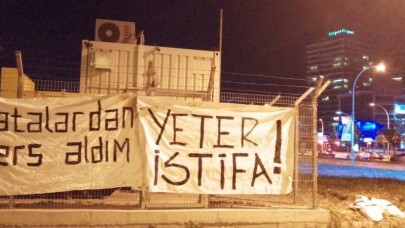 Bursaspor’da taraftarlardan pankartlı protesto