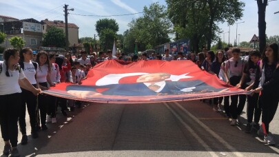 Çark Caddesi’nde 103 metrelik Türk bayrağı açıldı
