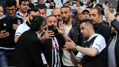 Cenk Tosun tribünde, oğlu sahada