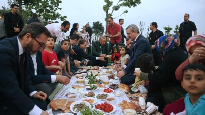 Cumhurbaşkanı Erdoğan piknik sofrasında vatandaşlarla iftar yaptı