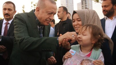 Cumhurbaşkanı Erdoğan sahilde iftar saatini bekleyen vatandaşlarla buluştu