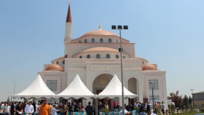 Dünyaca ünlü sanatçılar GEBKİM Camii’ne imza attılar