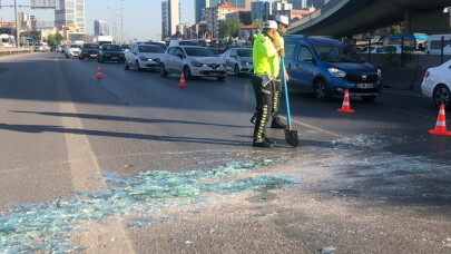 Dev camlar kamyondan yola savruldu faciadan dönüldü