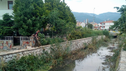 Edremit’te dere yatakları temizleniyor