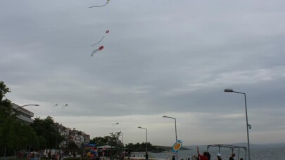 Erdek’te gökyüzü uçurtmalarla şenlendi