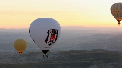 Fikret Orman, Beşiktaş balonuyla Kapadokya semalarında tur attı