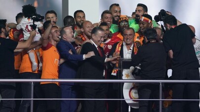 Galatasaray, Teknik Direktör Fatih Terim ile 5 yıllık sözleşme imzaladı.