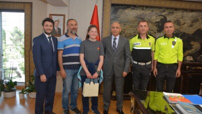 “Hayata Bağlan” afişiyle dereceye giren öğrenciye ödülü Kaya’dan