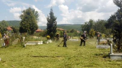 Hendek'te mezarlık bakımlarına başlandı