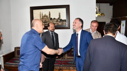 İnegöl’de 10 okula kitap hediye edildi