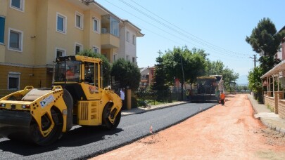 İzmit’te yol asfaltlama çalışmaları sürüyor