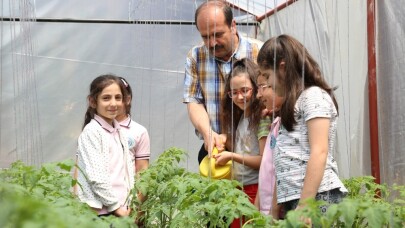 Kocaeli’de okul bahçesine kurulan seralar minik öğrencileri toprakla tanıştırıyor