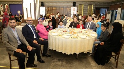 Kocaeli’nde yetimlerin yüzünü güldüren iftar