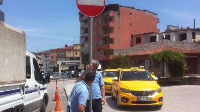 Körfez’de trafik levhaları yenileniyor