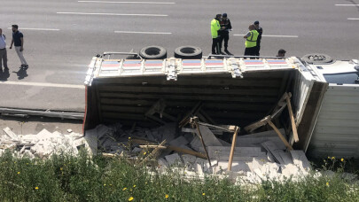 Kuzey Marmara Otoyolu’nda mermer yüklü kamyon devrildi