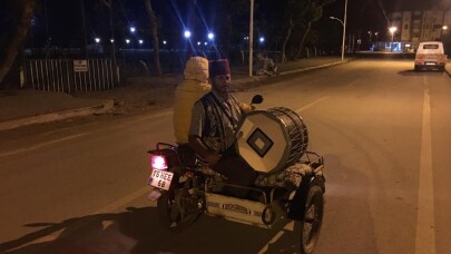 Motosikletli ramazan davulcusu