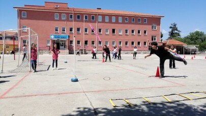 Öğrenciler önce koşuyor, sonrada soruları cevaplıyor