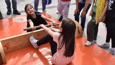 Oyun Karavanı Balıkesirli çocukları eğlendirdi