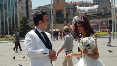 (Özel) İranlı çift gelinlik ve damatlığını giyerek Taksim’e ’fotoğraf’ için çıktı