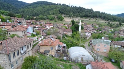 (Özel) Kimse dokunamıyor...Bir köy göz göre göre yok oluyor