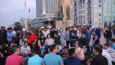 (Özel) Taksim’de şarkı söylen İranlı turistler büyük ilgi gördü