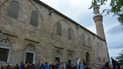 Ramazan’ın ilk cuma namazında camiler doldu taştı